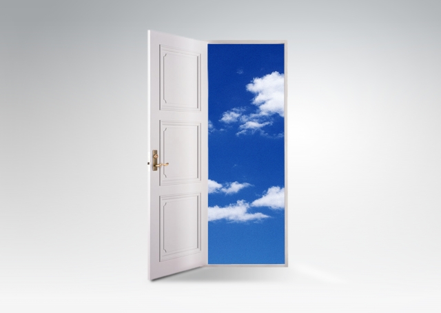 新しい可能性へ踏み出すことを象徴する、空へと開かれた扉のイメージ