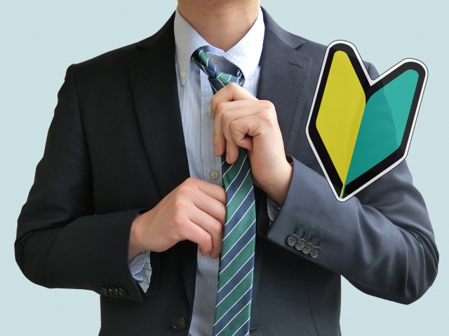 未経験から営業職に挑戦する決意を表すスーツ姿の男性と初心者マークのイメージ