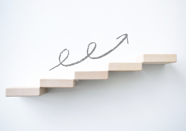 収入が段階的に伸びていくイメージの写真