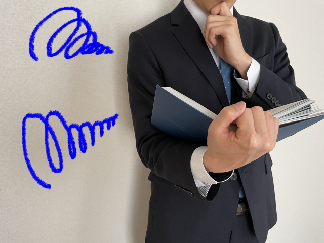 営業に向いているかを考え込むスーツ姿のビジネスマン