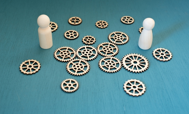 営業が相手の考えや情報を整理し、意思決定を助けているイメージ