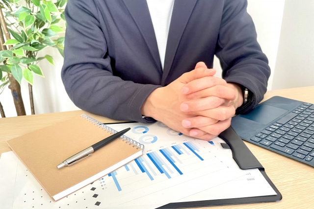 営業転職において数字の扱われ方や評価の仕組みを考えている様子