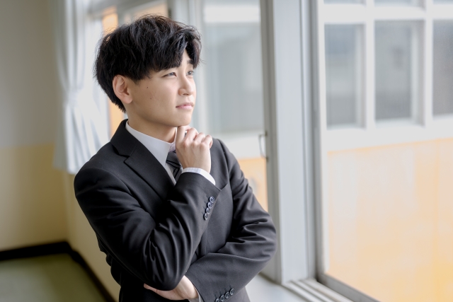 営業職の仕事について考えている人のイメージ