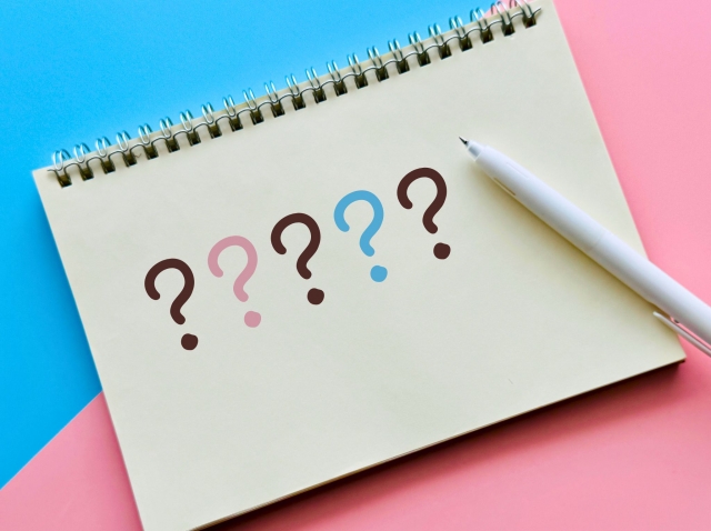 口下手でも営業で結果を出すために何をすべきか悩んでいるイメージ