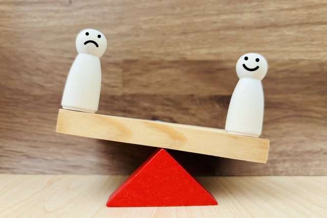 営業転職で引き返すか続けるかを天秤にかけて迷っている状態のイメージ