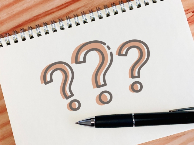 営業に向いているかどうか迷っている状態を表す疑問符のイメージ