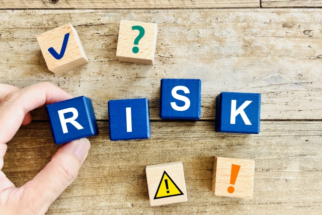 営業に行くか迷う際に考えるリスクと判断材料を表したイメージ