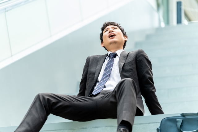 営業で結果が出ず悩むスーツ姿の男性