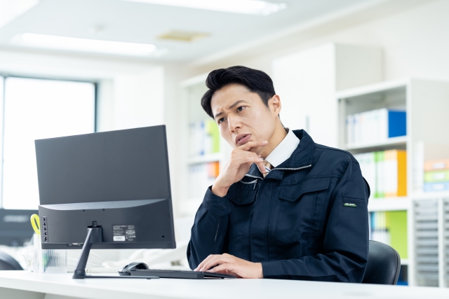 営業が合わないか不安になり、デスクで考え込む未経験のビジネスマン