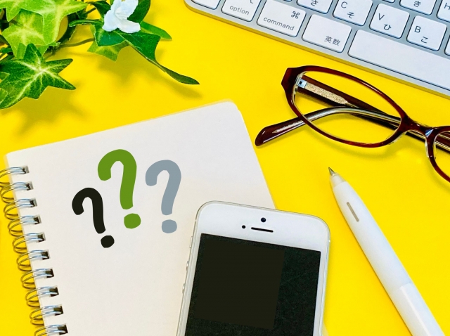 営業が合わないか不安に感じ、将来について考え込むイメージ