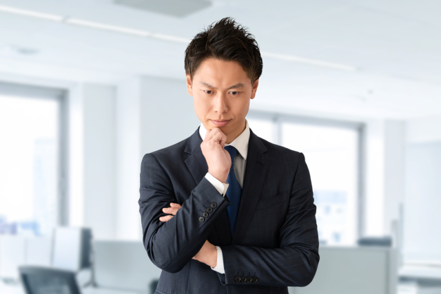 営業会社への転職を検討し、入社前の想定について考えるビジネスマン