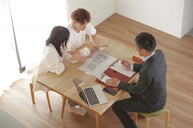 営業マンが顧客に対して条件や数字を説明している様子