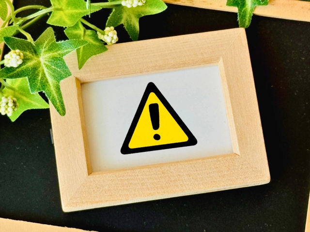 営業職への転職で注意すべきポイントを示す警告イメージ