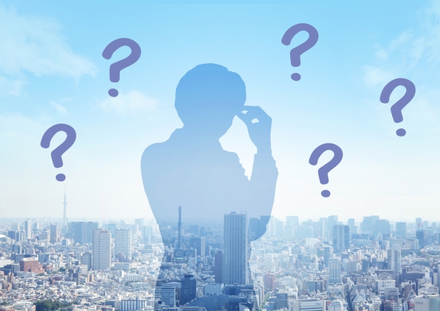 営業転職で迷い、決断できずに立ち止まっている人のイメージ