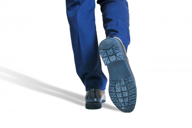 迷いを断ち切り、一歩踏み出そうとしている人のイメージ