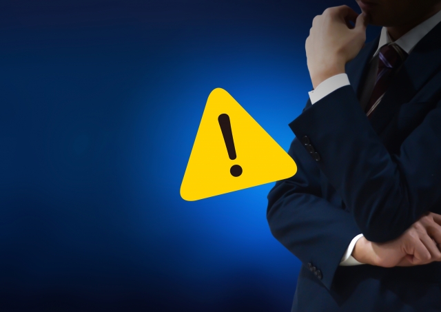 営業転職に不安や注意点を感じて立ち止まっている男性のイメージ