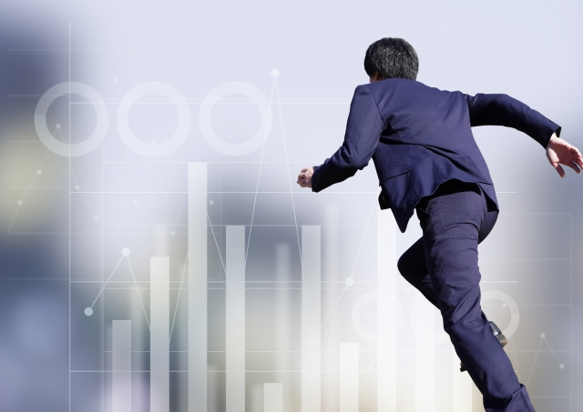 営業の仕事で、入社後に環境に対応しながら結果を出していくビジネスマン