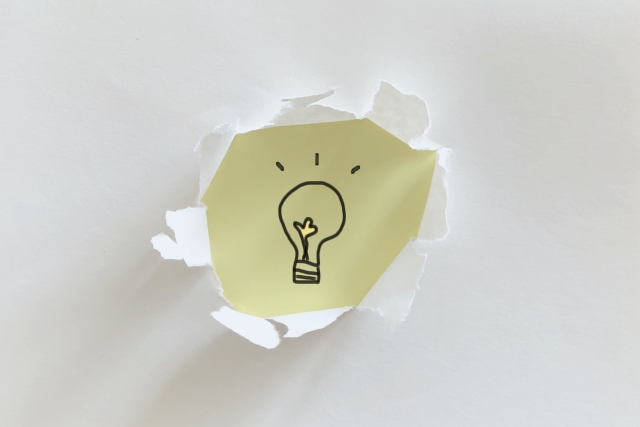 営業の見方に気づくきっかけを表したひらめきのイメージ