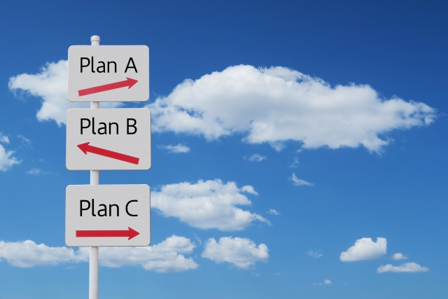 営業を含めた複数の選択肢から進む道を考えているイメージ