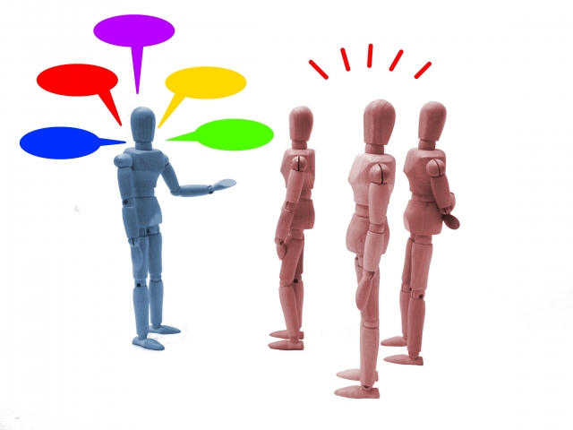 営業はコミュ力が高い人だけの仕事ではないことを示すイメージ画像。多くの吹き出しを出す人物と、聞く側の人物を対比している。