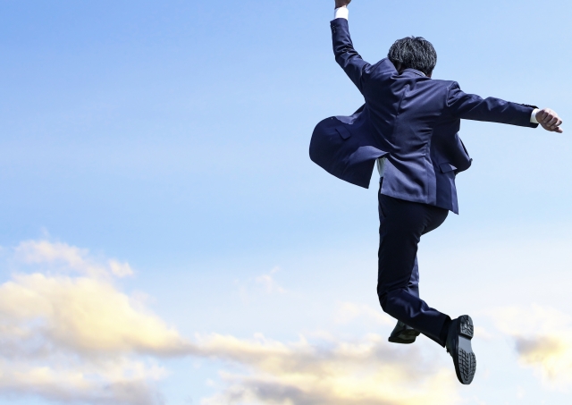 営業職のストレスを乗り越え前向きに跳び上がるビジネスパーソン