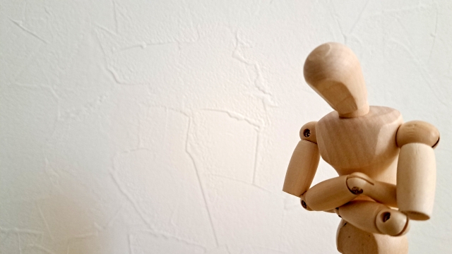 営業職がブラックかどうか悩み、立ち止まって考えているイメージ