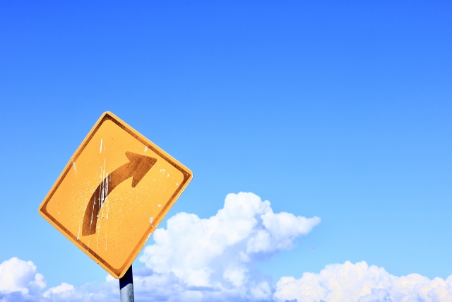 AI時代でも営業職が進むべき方向性を示す右上矢印の標識