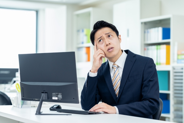 営業転職を考えながらパソコンの前で悩む未経験のビジネスマン