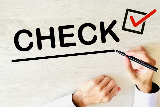 チェックと書かれた文字にチェックマークを入れるイメージ