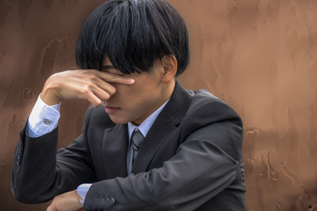 営業の仕事がきつくメンタル面で悩んでいるビジネスマンのイメージ