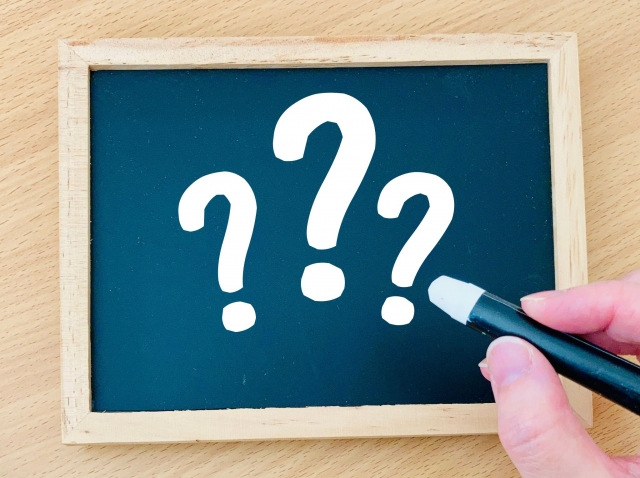 営業で悩み、どう考えればいいか迷っている様子を表したイメージ