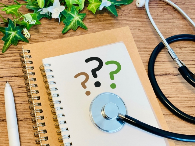 営業に転職してすぐ辞める人の特徴を考えるイメージ画像（ノートと聴診器とクエスチョンマーク）