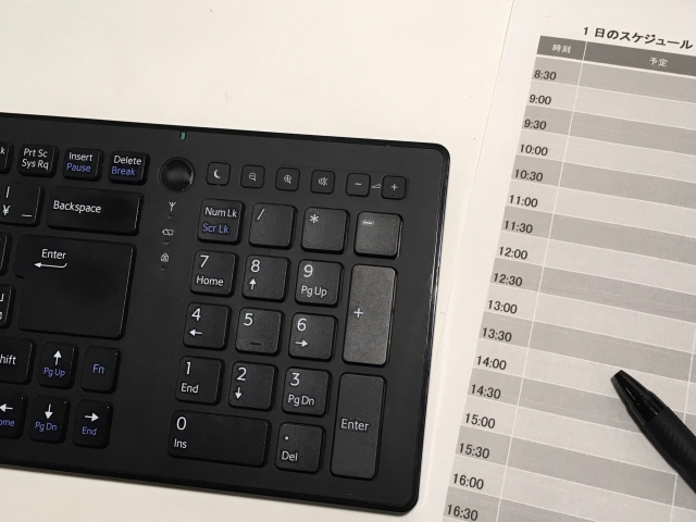 キーボードと1日のスケジュール表(反響営業の1日の流れを表現)