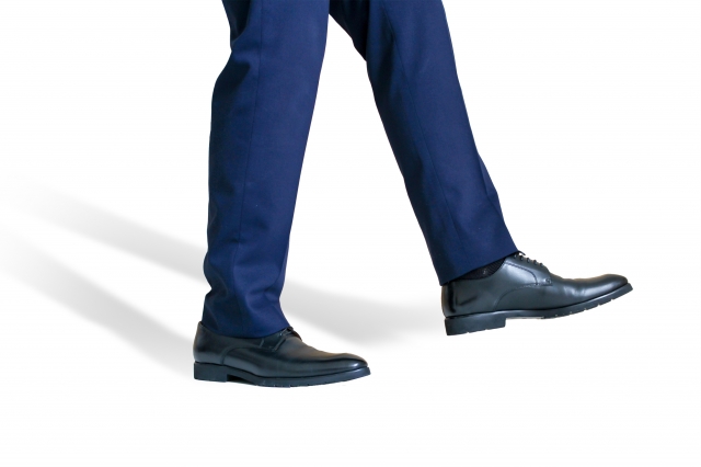 営業マンが歩いて訪問先へ向かうイメージ