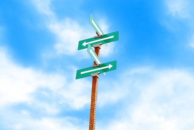 営業転職で進む方向を選ぶ分岐点をイメージした標識の画像