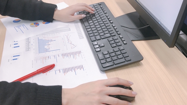 営業の成果を数字やデータで分析している様子