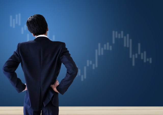 AI時代の営業職の将来性を考えるビジネスマンの後ろ姿