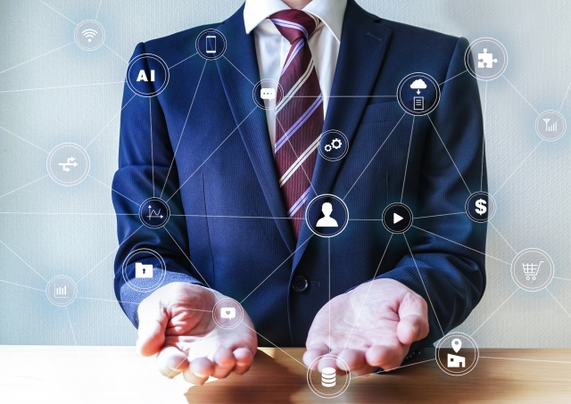 営業スタイルは一つではないことを示すスーツ姿のビジネスパーソンのイメージ画像。複数のアイコンが表示され、多様な方法を表現している。