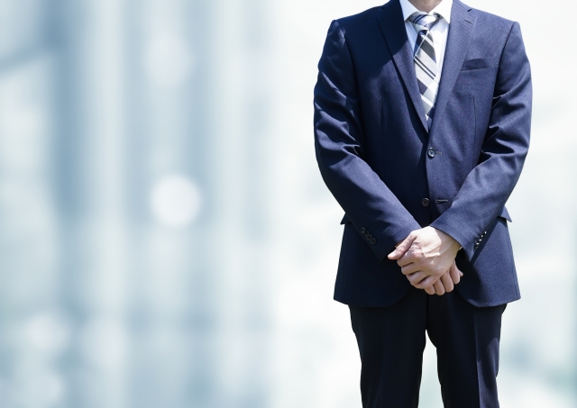営業職として面接に臨むスーツ姿の男性のイメージ