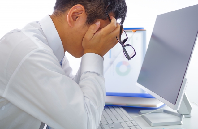 営業ブラック企業で疲弊し悩む男性会社員のイメージ