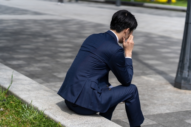 営業が合わないかもしれないと悩む未経験のビジネスマンのイメージ