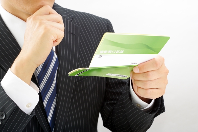 営業転職で年収や給与条件を確認しているスーツ姿の男性