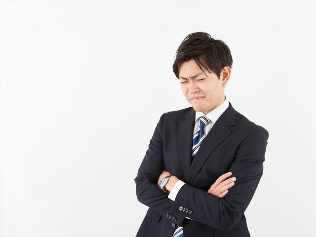 営業ノルマがきついのではないかと悩むスーツ姿の男性