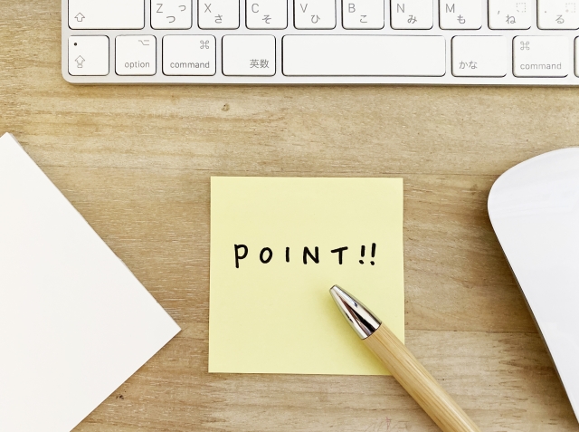 ポイントと書かれた付箋とペンで重要なポイントを示すイメージ