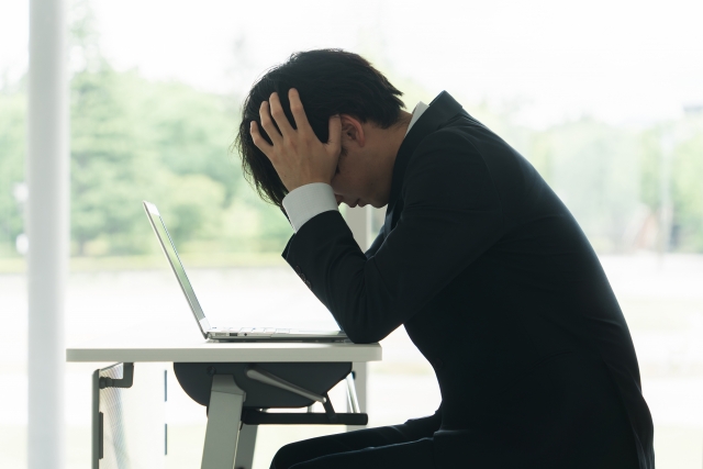 営業転職でメンタルが限界に近づき悩むスーツ姿の男性