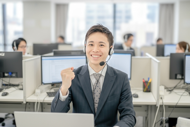 インサイドセールスの仕事イメージ｜電話やオンラインで顧客対応を行う営業職