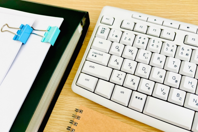 営業の事務作業や見積作成をイメージしたキーボードと書類