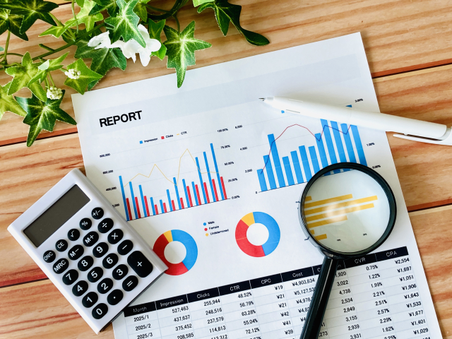 無形商材営業の提案資料やデータ分析をイメージしたレポートとグラフの資料