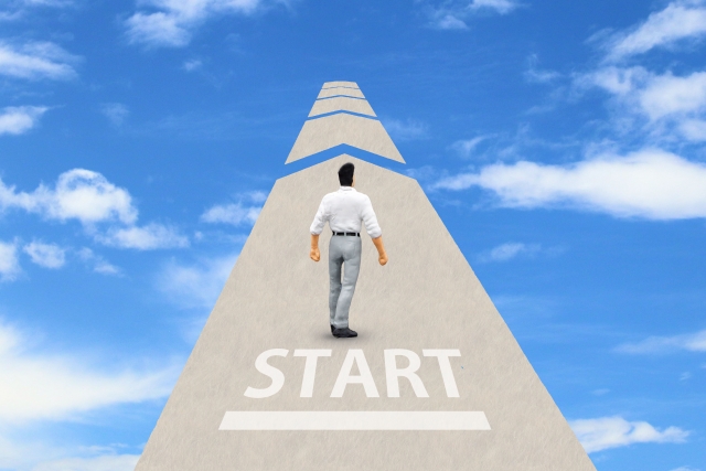 営業職の1日の仕事の流れをイメージしたスタート地点から進むビジネスマン