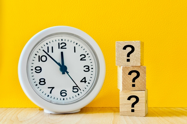 営業職の1日のスケジュールをイメージする時計と疑問符のブロック